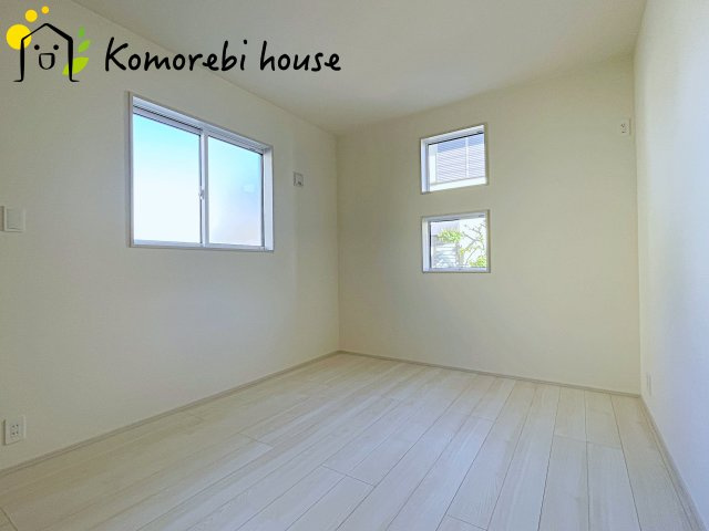 蓮田市西新宿3丁目　新築一戸建て　ブルーミングガーデン　01の洋室|最近の新築住宅は窓まわりの性能が大きく進化しています。複層ガラスに、樹脂とアルミを組み合わせた断熱性の高いハイブリッドサッシを採用。