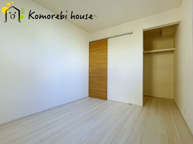 蓮田市西新宿3丁目　新築一戸建て　ブルーミングガーデン　01の洋室|収納付きでゆとりのある空間。寝室としても使え、衣類やおもちゃもスッキリ片付く快適な部屋。