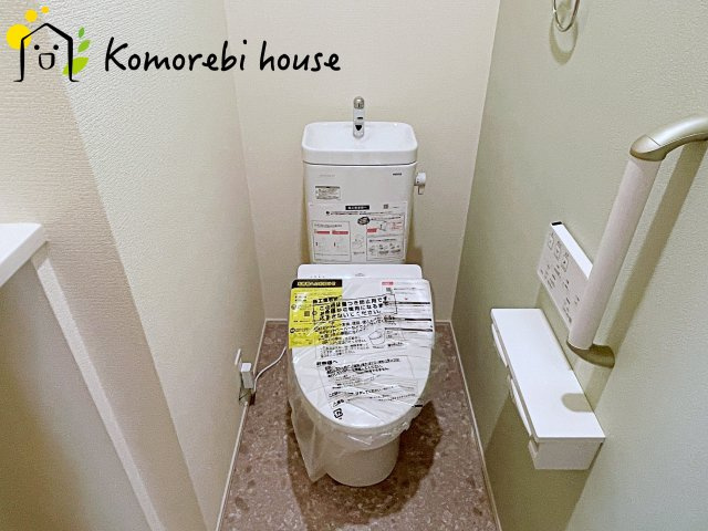 蓮田市西新宿3丁目　新築一戸建て　ブルーミングガーデン　01のトイレ|トイレは抗菌仕様で、汚れや菌が付着しにくい最新素材を採用。日々のお手入れが格段にラクになり、清潔な状態を長く保てます。新築だからこそ実現できる“いつでも清潔が続くトイレ”です。