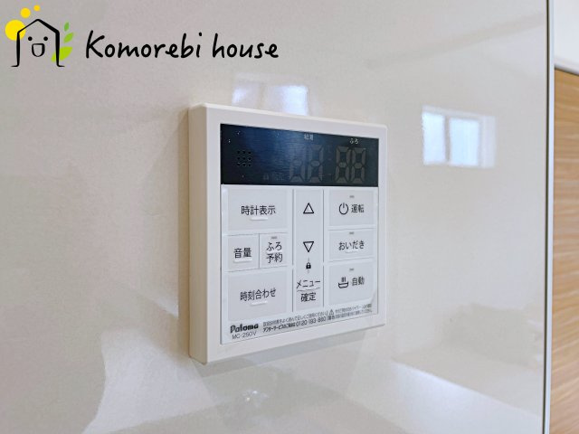 蓮田市西新宿3丁目　新築一戸建て　ブルーミングガーデン　01の設備|ワンタッチで湯張りや追い焚きができる給湯スイッチ。夕飯の支度をしながら、同時進行でお風呂の準備ができる効率の良い生活動線が魅力です。