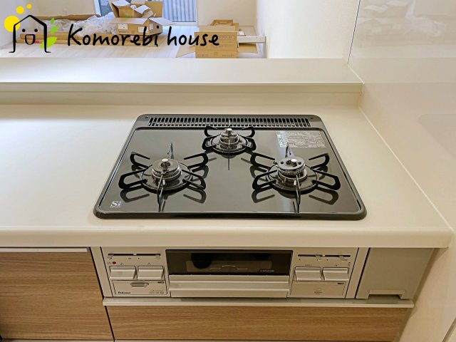 蓮田市西新宿3丁目　新築一戸建て　ブルーミングガーデン　01のキッチン|同時調理が叶う3口コンロと便利なグリル付き。忙しい朝のお弁当作りも、夕食の複数メニューもスムーズにこなせる頼れる設備です。