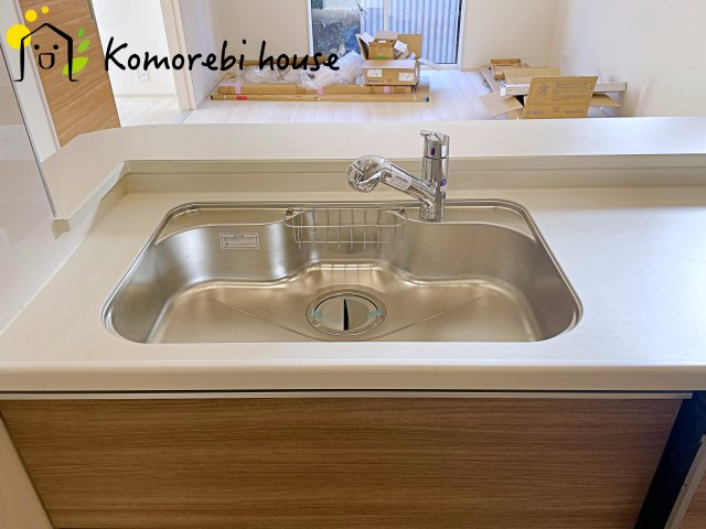 蓮田市西新宿3丁目　新築一戸建て　ブルーミングガーデン　01のキッチン|浄水器一体型で、いつでも美味しいお水がそのまま使えるキッチンシンク。料理やコーヒーづくり、炊飯にも安心して利用でき、毎日の食卓が少し豊かに。