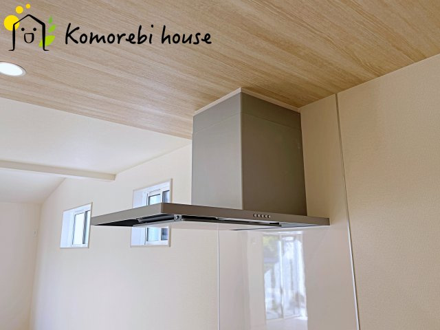 蓮田市西新宿3丁目　新築一戸建て　ブルーミングガーデン　01のキッチン|吸引力の高いレンジフードが煙や匂いを素早く排出。揚げ物や炒め物も気兼ねなくでき、リビングに匂いを残しません。