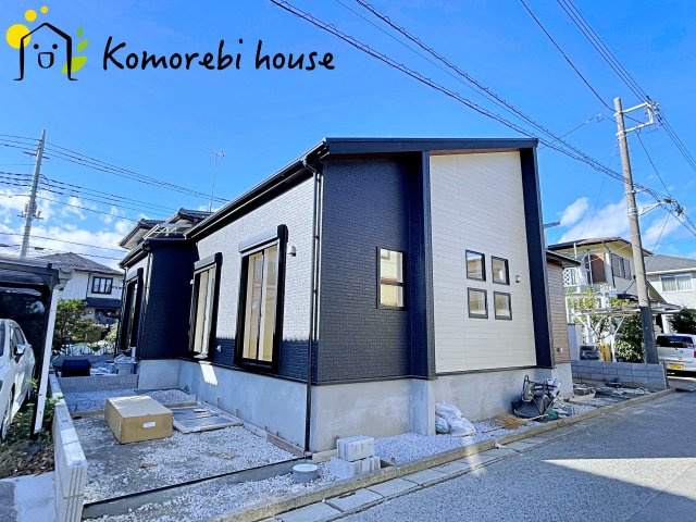 蓮田市西新宿3丁目　新築一戸建て　ブルーミングガーデン　01の外観|モノトーンの外観は、洗練されたデザインと落ち着きのある雰囲気を両立。シンプルだからこそ、日々の暮らしの中で光や影が美しく映え、住む人の心に安らぎをもたらします。