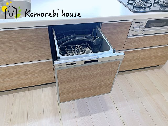 蓮田市西新宿3丁目　新築一戸建て　ブルーミングガーデン　01のキッチン|忙しい毎日の食後も、食器洗いは食洗器におまかせ。家族が食事を楽しんでいる間に、洗浄・乾燥まで完了するから、片付けのストレスを減らしてリビングでの団らん時間をゆったり過ごせます。