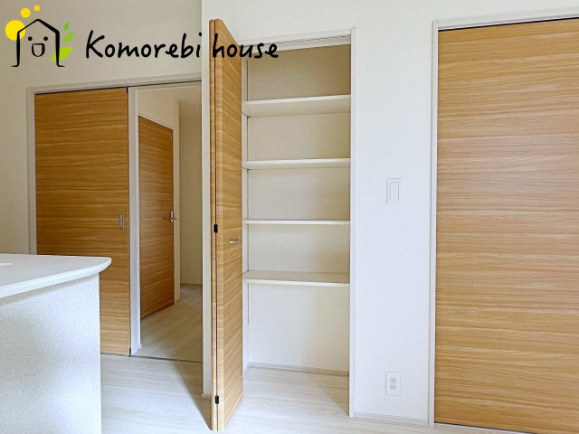 蓮田市西新宿3丁目　新築一戸建て　ブルーミングガーデン　01の収納|パントリーや収納付きで、キッチン周りがいつもスッキリ。家事の効率もアップする便利な空間です。