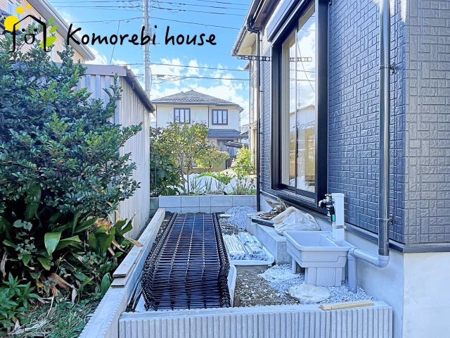 蓮田市西新宿3丁目　新築一戸建て　ブルーミングガーデン　01の庭|砂利敷きの庭は雑草対策になるだけでなく、歩くと音が鳴るため防犯面でも効果的。普段は自転車置き場や家事スペースとして活躍し、見た目と実用性を兼ね備えた外構です。