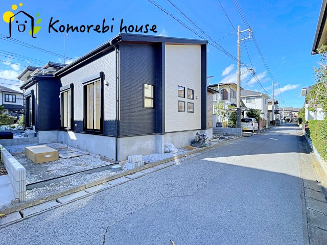 蓮田市西新宿3丁目　新築一戸建て　ブルーミングガーデン　01の前面道路含む現地写真|前面道路は幅員ゆったりで車の出し入れもスムーズ。静かな住宅街に建つ新築戸建てです。