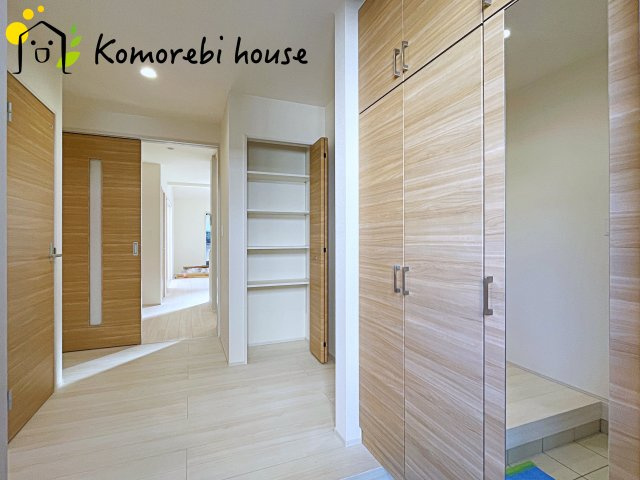 蓮田市西新宿3丁目　新築一戸建て　ブルーミングガーデン　01の玄関|明るく使いやすい玄関で、家族の生活をスムーズに。収納や導線も配慮された万能空間です。