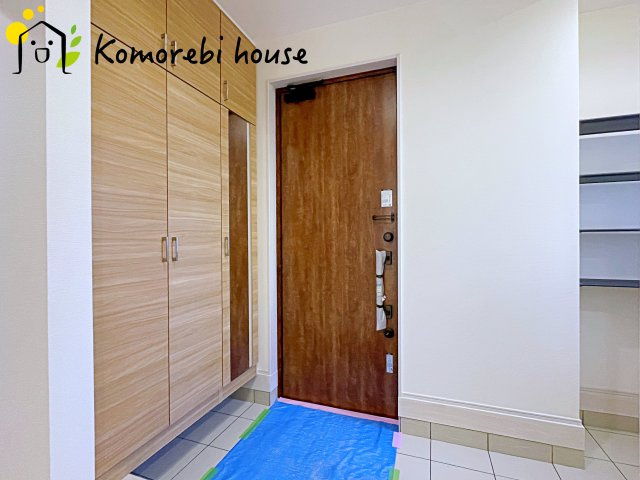 蓮田市西新宿3丁目　新築一戸建て　ブルーミングガーデン　01の玄関|玄関から快適な生活が始まる。収納・導線・使い勝手に配慮された、家族に優しい設計です。