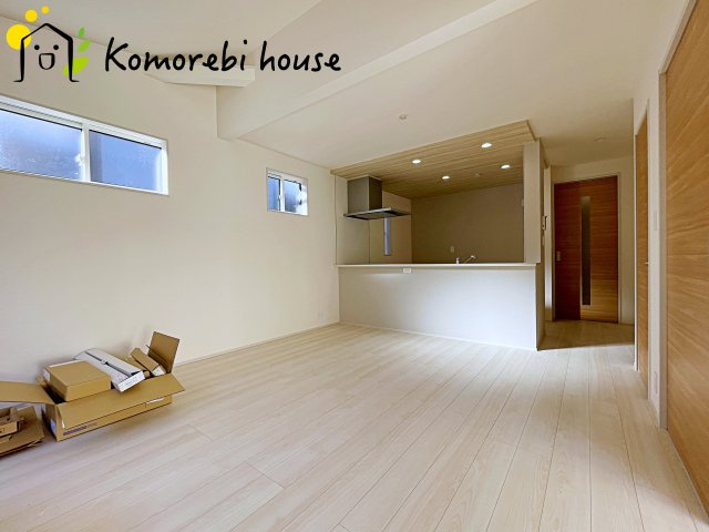 蓮田市西新宿3丁目　新築一戸建て　ブルーミングガーデン　01の居間・リビング|縦に広がるLDKは、空間を効率的に使える設計。キッチンからリビング、ダイニングまで家族の気配を感じられます。