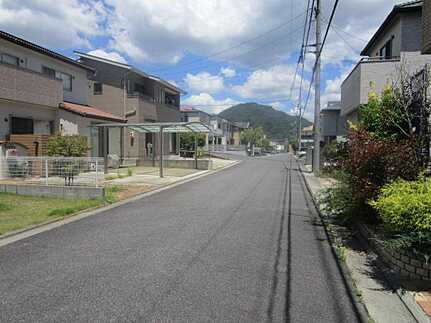 安佐南区山本新町５丁目の前面道路含む現地写真