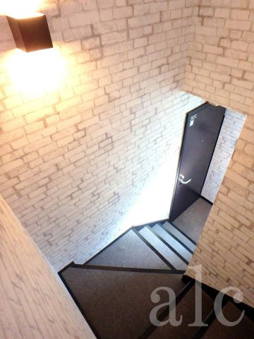 豊島区池袋３丁目の賃貸マンションのその他共用部分|うち廊下。雨に濡れないばかりか、外からの侵入も防ぐ効率的な構造です。