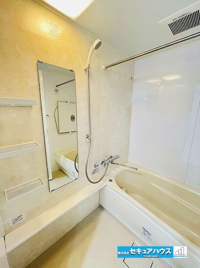 キングスコート東刈谷の浴室|【風呂】
追い炊き機能付きのお風呂の為、節水することができます♪
クリーニング済です。