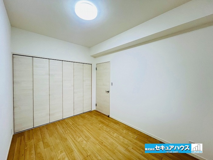 キングスコート東刈谷の洋室|【北側洋室】
約6帖の洋室です。
クロスと床はリフォーム済みです。