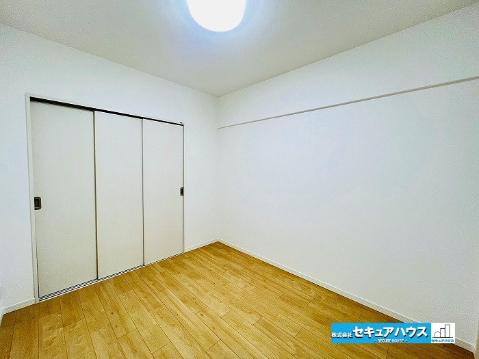 キングスコート東刈谷の洋室|【南側洋室】
約5帖の洋室です。