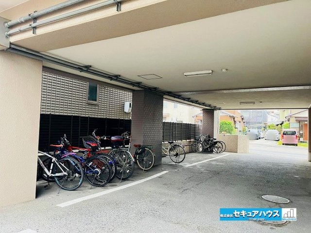 キングスコート東刈谷の洋室|【南側洋室】
引き戸のためLDKからのエアコンの風が通るようになっております。