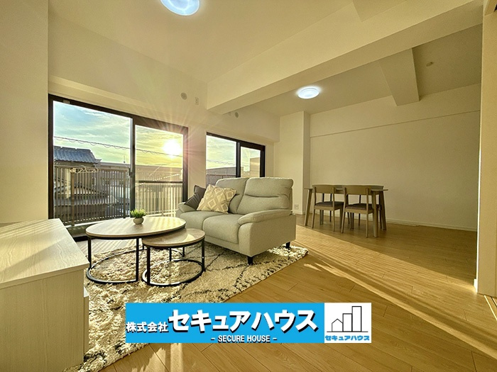 キングスコート東刈谷の居間・リビング|南西向きで日当り眺望良好！
東海道本線「東刈谷」駅 約900m 徒歩約12分♪