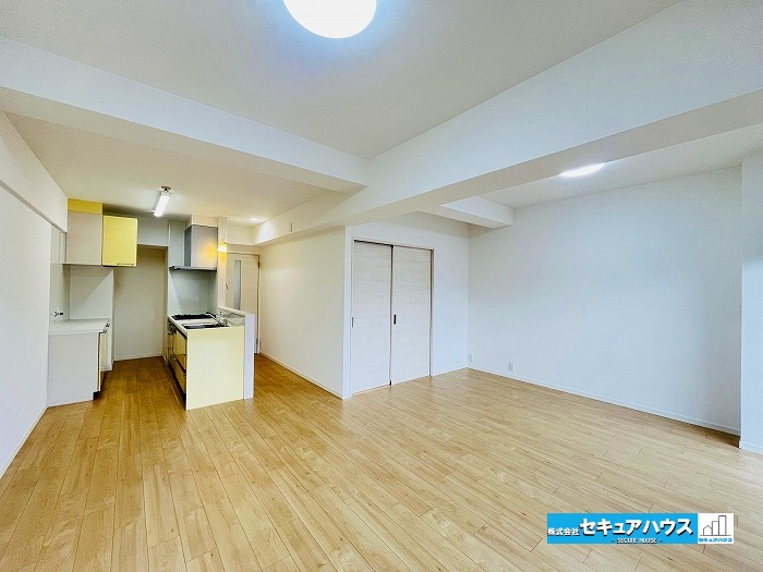 キングスコート東刈谷の居間・リビング|【フローリング】
2025年11月に床のリフォーム完了済みです。