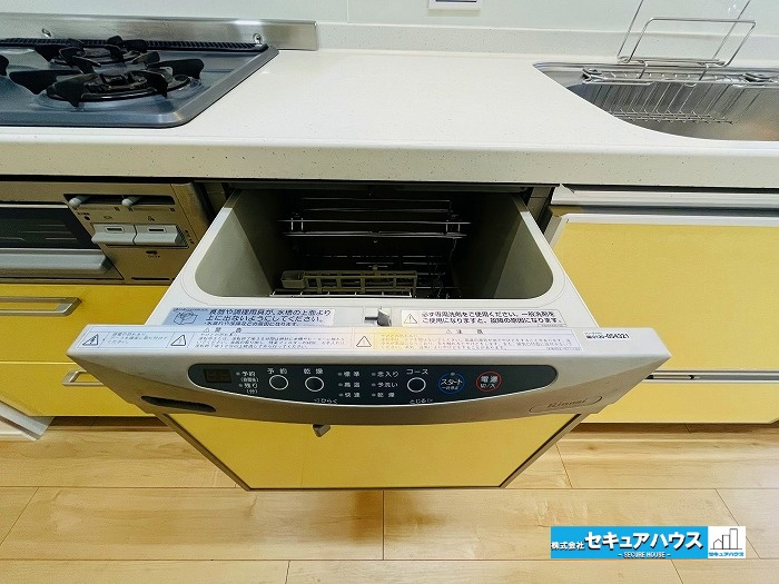 キングスコート東刈谷のキッチン|【食洗機】
食洗機付きのキッチンの為、洗い物の時間短縮につながります◎