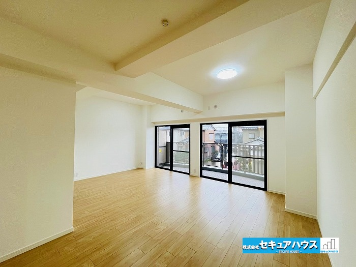 キングスコート東刈谷の居間・リビング|【LDK】
南向きのため陽当たり良好です♪