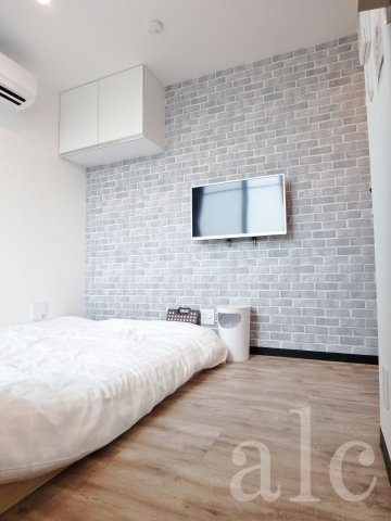 urban terrace 池袋 (アーバンテラス池袋)の収納|天井に収納が。入居後、この収納の下にハンガーラックを置くときれいに収まるかもしれません。