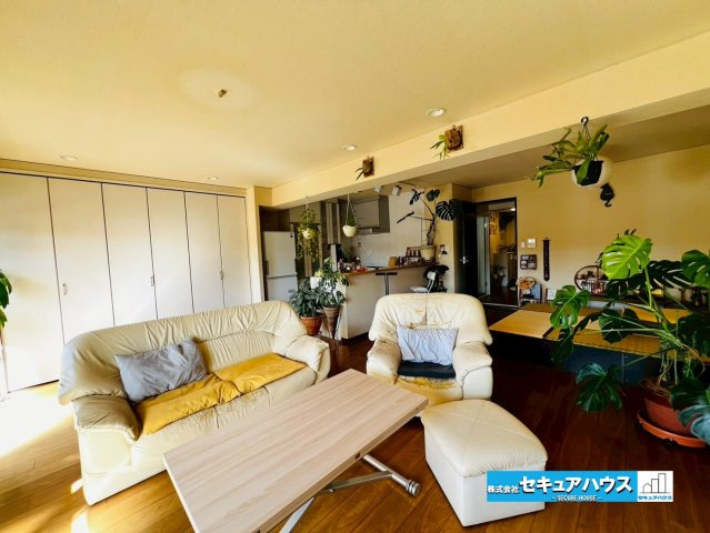 真栄マンション南舘の居間・リビング|事前予約にて現地ご見学いただけます！お気軽にお問い合わせください♪
■株式会社　セキュアハウス■
住宅ローンに強く、知識、経験豊富なスタッフ在籍
お客様に寄り添い、ご成約後もサポート致します