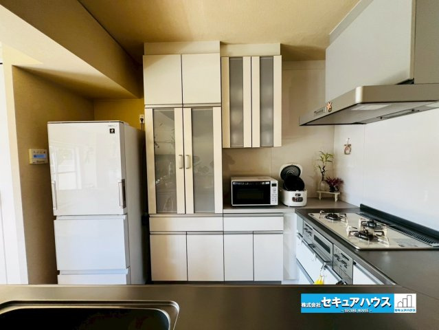 真栄マンション南舘の居間・リビング|【LDK】
◆家族揃ってリビングで過ごすお休みの日が、楽しみになる場所となることでしょう。
対面式のオープンキッチンは、家事をしながら家族の様子が一目でわかる安心＆便利設備♪