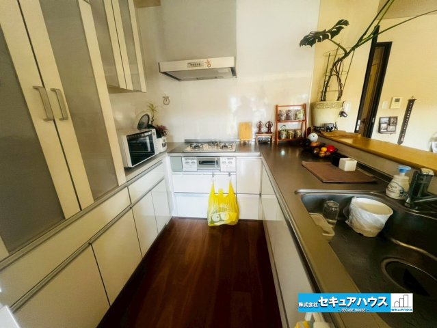 真栄マンション南舘の居間・リビング|事前予約にて現地ご見学いただけます！お気軽にお問い合わせください♪
■株式会社　セキュアハウス■
住宅ローンに強く、知識、経験豊富なスタッフ在籍
お客様に寄り添い、ご成約後もサポート致します。