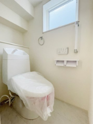 新築戸建・新築建売　郡山市富久山町福原字三斗蒔田【長期優良住宅】行健小・行健中のトイレ|ホワイトカラーを基調とした清潔感のあるトイレ！タオルリングも嬉しいポイント！