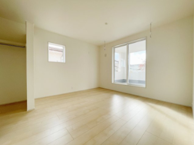 新築戸建・新築建売　郡山市富久山町福原字三斗蒔田【長期優良住宅】行健小・行健中の洋室|バルコニーに出入りする窓は一段高くなっているのでお子様の誤って出る可能性を抑制！