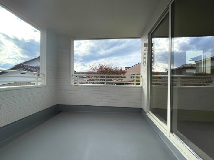 新築戸建・新築建売　郡山市富久山町福原字三斗蒔田【長期優良住宅】行健小・行健中のバルコニー|陽当たり良好なインナーバルコニー♪急な天候不良にも安心して洗濯ものが干せますね♪