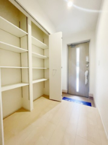 新築戸建・新築建売　郡山市富久山町福原字三斗蒔田【長期優良住宅】行健小・行健中の玄関|自然光を取り入れる玄関ドアは明るく毎日のお出かけが気持ちよくできそうですね♪