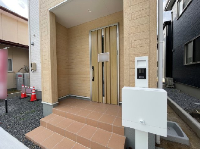 新築戸建・新築建売　郡山市富久山町福原字三斗蒔田【長期優良住宅】行健小・行健中の玄関|TVモニタ付きインターホンなので玄関を開けなくても訪問者が確認でき防犯力◎