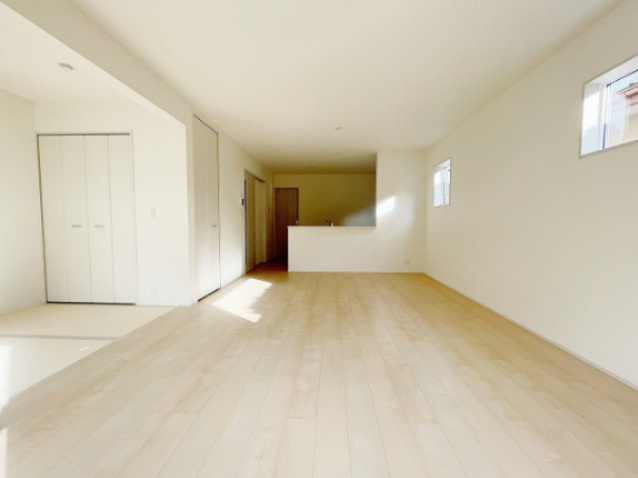 新築戸建・新築建売　郡山市富久山町福原字三斗蒔田【長期優良住宅】行健小・行健中の居間・リビング|対面キッチンなのでリビングにいるご家族と会話を楽しみながら食事の準備や片付けができます！