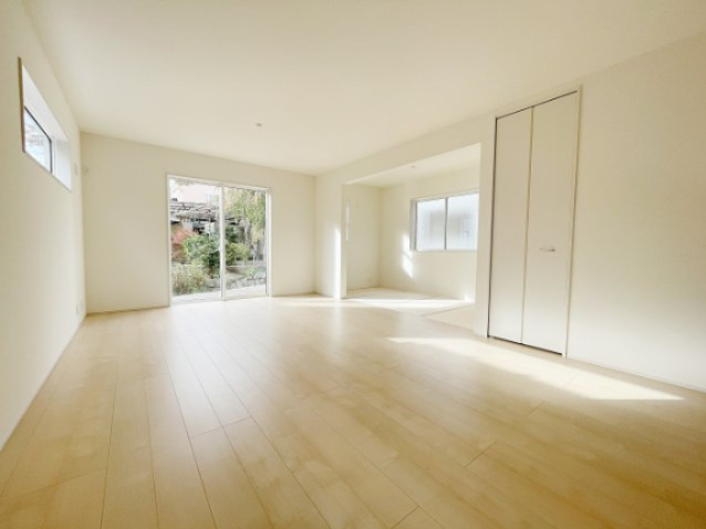 新築戸建・新築建売　郡山市富久山町福原字三斗蒔田【長期優良住宅】行健小・行健中の居間・リビング|LDK＋畳コーナーは22帖と広々開放的な空間です。白を基調としていてより明るさを感じられます。