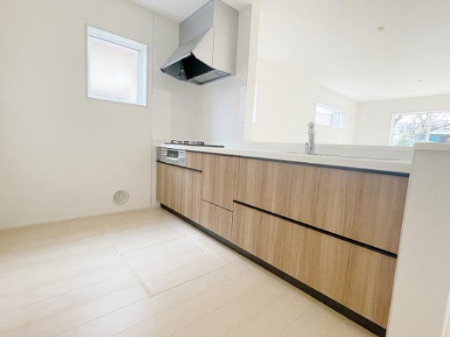 新築戸建・新築建売　郡山市富久山町福原字三斗蒔田【長期優良住宅】行健小・行健中のキッチン|魚焼きグリルもついているので同時調理可能！点検口を兼ねた床下収納付き！