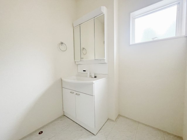 新築戸建・新築建売　郡山市富久山町福原字三斗蒔田【長期優良住宅】行健小・行健中の独立洗面台|三面鏡付き独立洗面台は鏡の内側にも収納があるので小物もすっきり♪