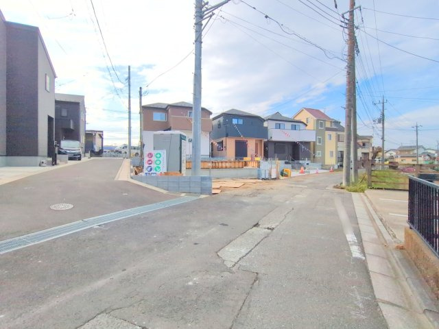 富士見市羽沢１丁目の新築一戸建の前面道路含む現地写真|接道4m公道です。