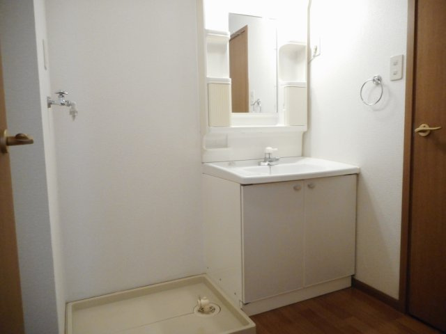 メゾン・コリーヌⅡの洗面所|朝の身支度に便利な洗面台あり