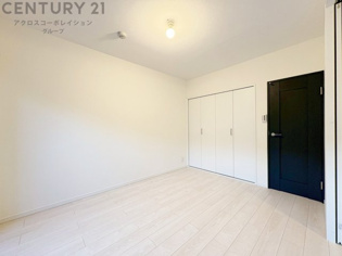 明るい色合いのフローリングとクロスを使用した洋室は家具やインテリアとも調和しやすく空間が広く感じられ開放感を生み出します。自然光を効果的に反射し、室内を明るく保つため、日中の照明使用を抑えられます。