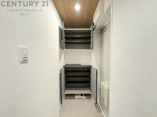 上下玄関収納付きの玄関です　家族皆様の履物をしっかり収納できます
