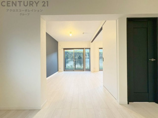 南向きの居間・リビングには大きな窓が設置されており、明るい光が入ります。