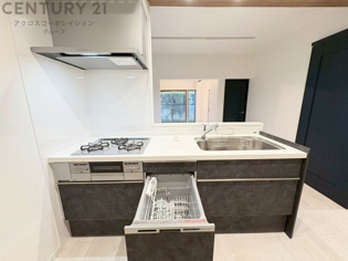 シンプルなデザインと使いやすさを兼ね備えた対面式システムキッチンは、効率的な作業スペースを提供し、家族やゲストとのコミュニケーションを促進します。
