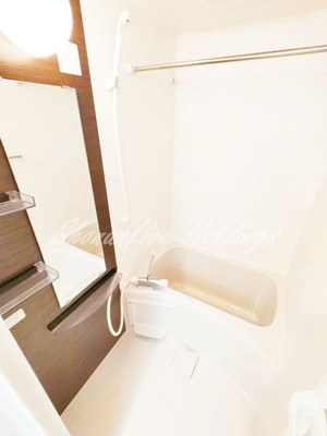 【浴室】 | リブリ・シャトー・デ・ザールⅥ | 清潔感のあるお風呂です♪