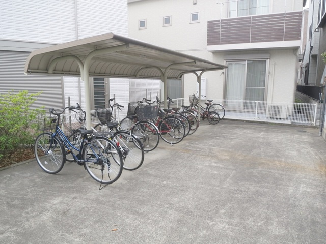 リリックコート鎌倉のその他共用部分|駐輪スペースも屋根付きです♪