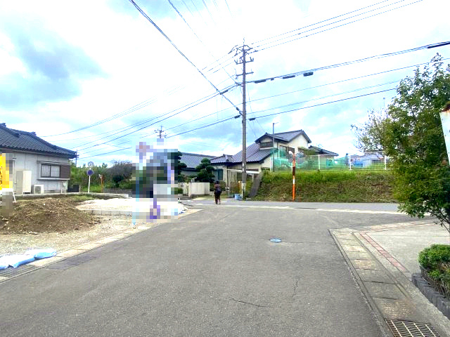 吉野町　新築戸建ての前面道路含む現地写真|閑静な住宅街の一画。道路との段差もなくスムーズに駐車できます。