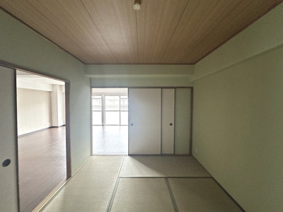 【和室】 | 南海狭山コーポ２号棟 | 和室とリビングを繋げてさらに広く使っていただけますよ！親戚や友人が集まった時に便利ですね！