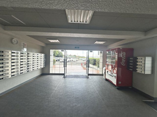 【エントランス】 | 南海狭山コーポ２号棟 | エントランス内に自動販売機もありますよ！