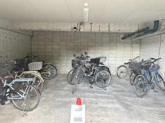 【駐輪場】 | 南海狭山コーポ２号棟 | 駐輪場に屋根があるので、雨の日に自転車が濡れにくく嬉しいですね！